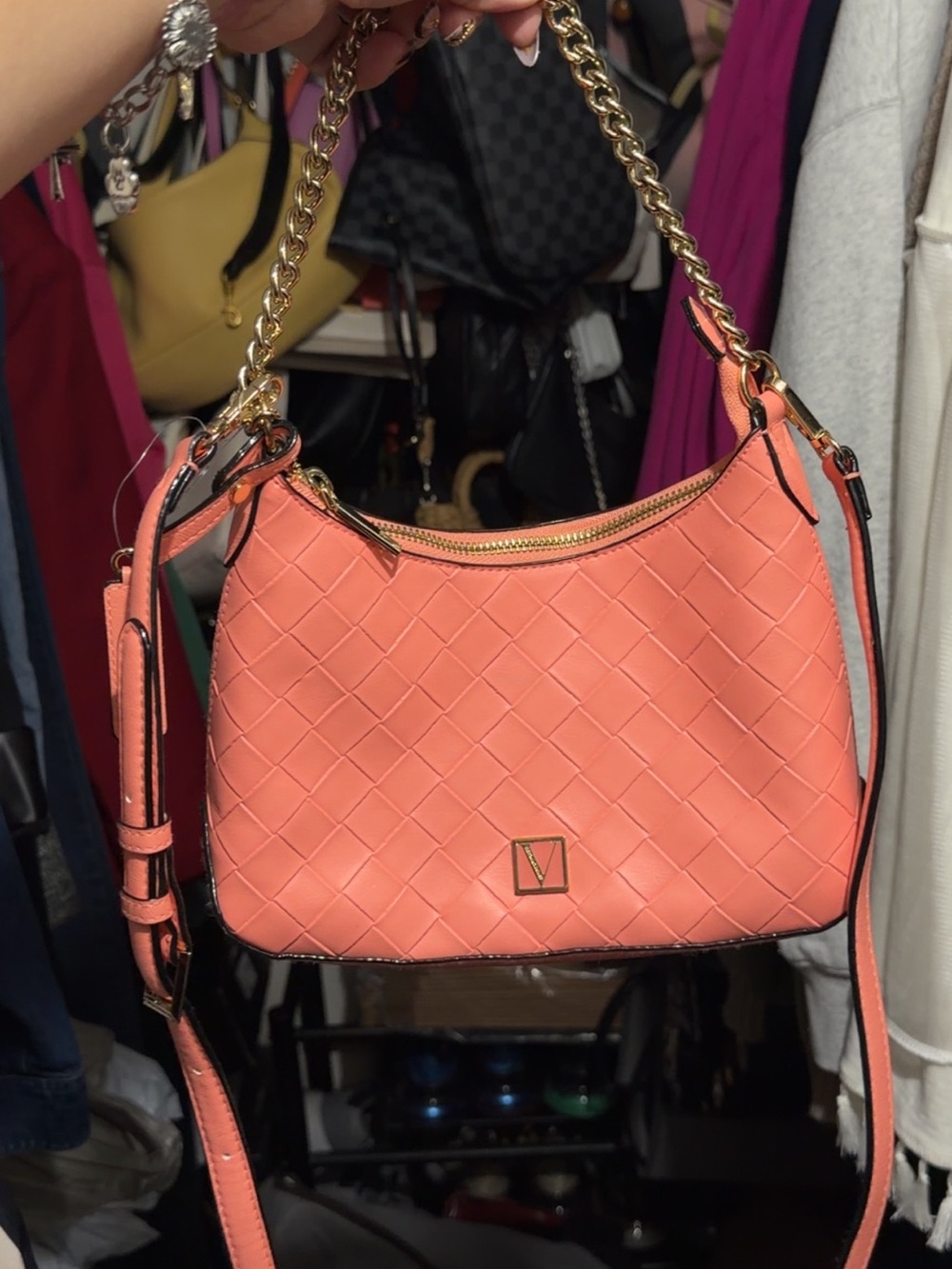VS Coral 🪸 Woven Shoulder Bag with Gold Chain